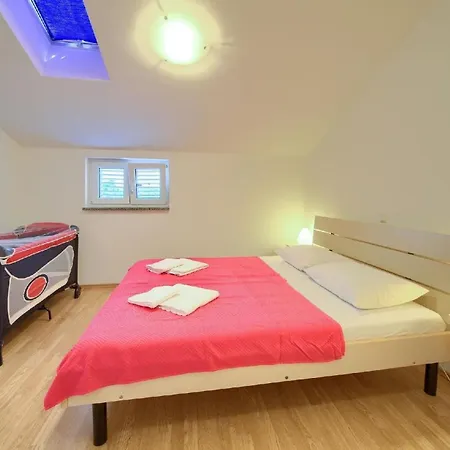 Apartment Nette In Mit Moeblierter Terrasse Silo (Krk)
